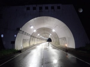 完成 起点側　坑口　（夜間全点灯）（国道１８０号（信頼トンネル）トンネル照明補修工事