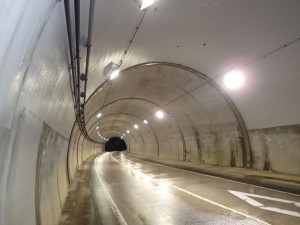 完成 坑内　（夜間全点灯）（国道１８０号（信頼トンネル）トンネル照明補修工事